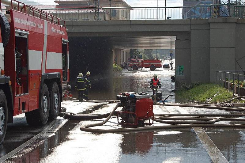 Děčínští hasiči odčerpávají vodu, která zaplavila Pětimostí