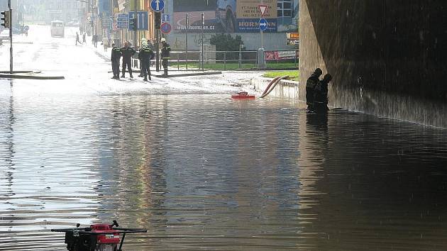 Děčínští hasiči odčerpávají vodu, která zaplavila Pětimostí