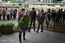 Sokolové přišli položit květiny k pomníku Miroslava Tyrše.