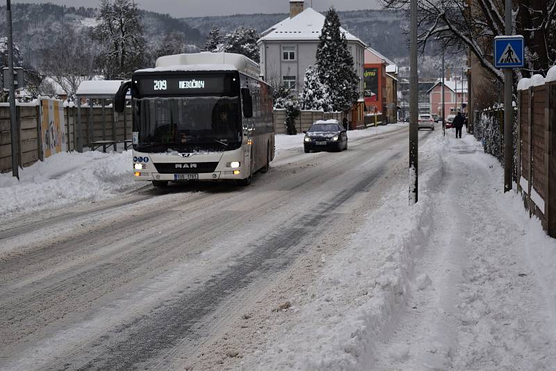 Děčín zasypal v noci na pondělí 8. února sníh.