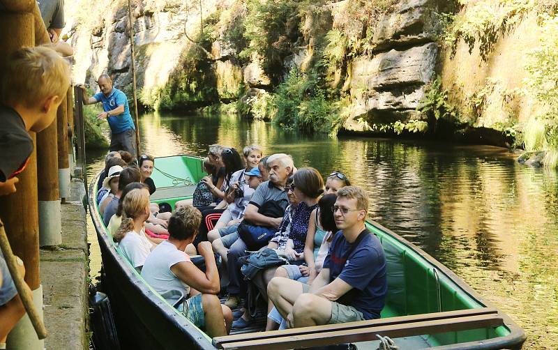 Hřenské soutěsky zavalili turisté z celé Evropy.