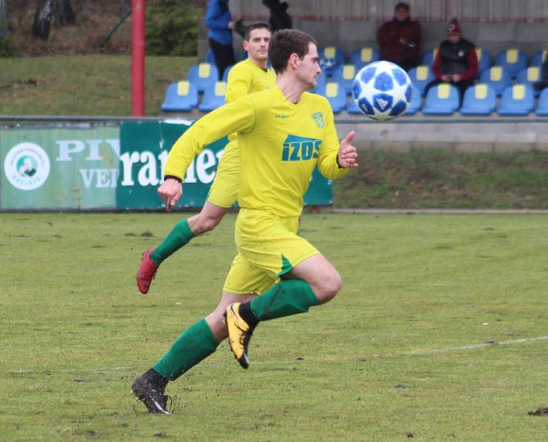 DOBRÝ START. Fotbalisté Modré (modré dresy) doma udolali Žatec 3:2.