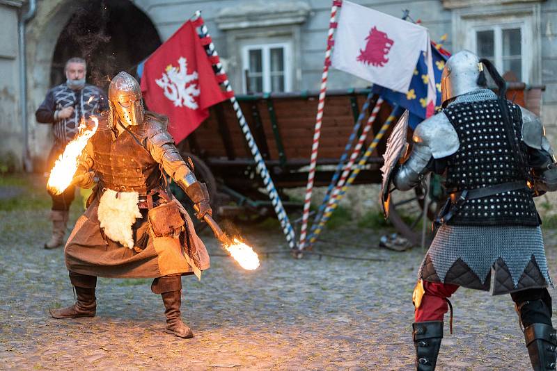 Jan Šulc vede českokamenickou skupinu historického šermu Řád Černých rytířů.