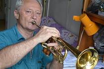 Petr Svadbík hraje na trumpetu i doma.