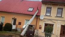 Ve Verneřicích srazil vítr sloup s elektrickým vedením.