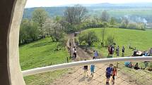 Vášniví turisté zahájili sezonu v národním parku několikakilometrovým výletem.