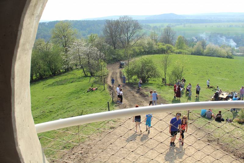 Vášniví turisté zahájili sezonu v národním parku několikakilometrovým výletem.