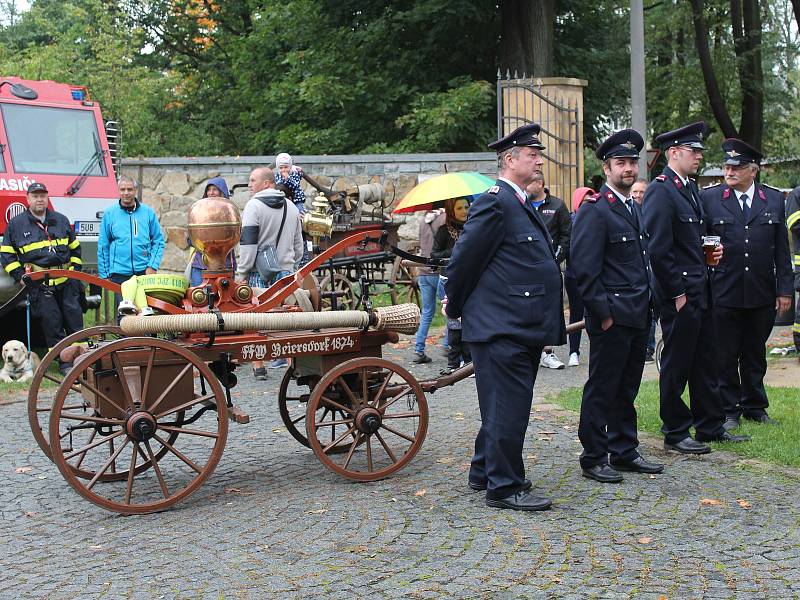 Hasiči ze Šluknova oslavili 150. výročí v zámeckém parku.