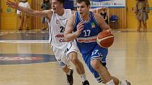 SEMIFINÁLE JE BLÍZKO! Děčínští basketbalisté (v bílém) porazili USK Praha a v sérii vedou 2:1.