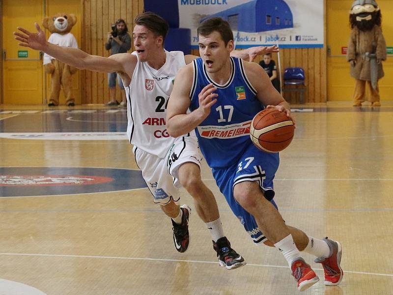 SEMIFINÁLE JE BLÍZKO! Děčínští basketbalisté (v bílém) porazili USK Praha a v sérii vedou 2:1.