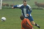 ROZHODLA JEDINÁ TREFA. Dolní Habartice (v pruhovaném) vyhrály v Huntířově 1:0.