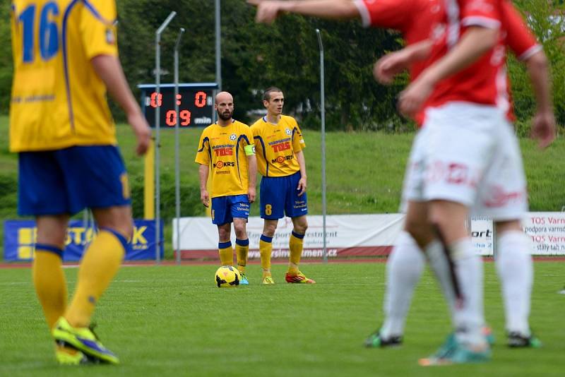 KOTLINA SE RADOVALA PO 2 MĚSÍCÍCH. Varnsdorf (ve žlutém) doma porazil Pardubice 2:1.