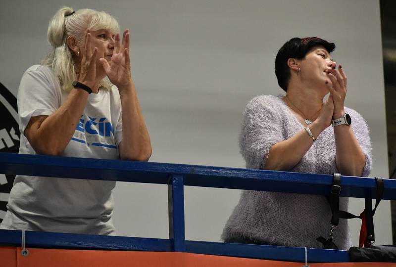 Diváci na basketbalovém utkání Děčín - Ostrava.