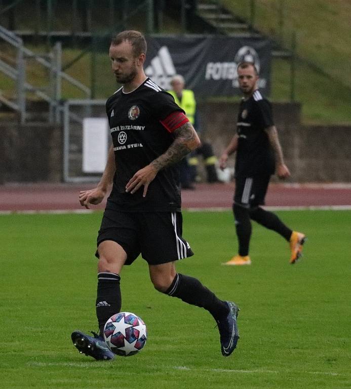 Varnsdorf (ve žlutém) porazil Třinec 1:0.