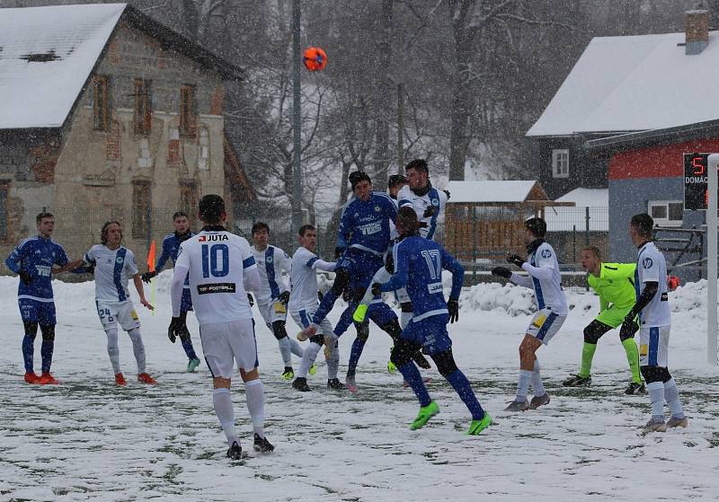 PŘÍPRAVA. Varnsdorf (v modrém) doma porazil Liberec U 21 5:2.