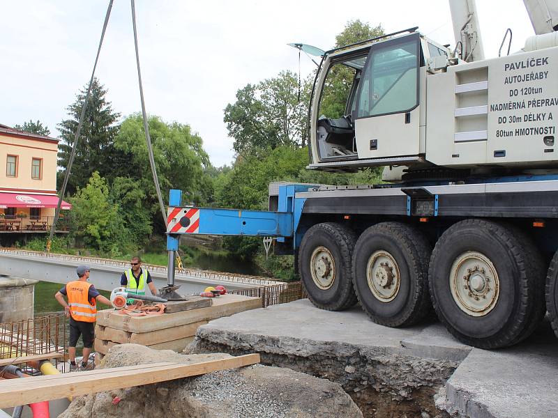 Rekonstrukce mostu v Benešově nad Ploučnicí.