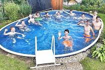 HOME TRAINING. Když si malí děčínští basketbalisté nemohli jít zaplavat do veřejného bazénu, sešli se na zahradě u svého trenéra.