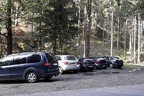Přibližně polovina řidičů parkuje v Českém Švýcarsku mimo vyhrazená parkoviště.