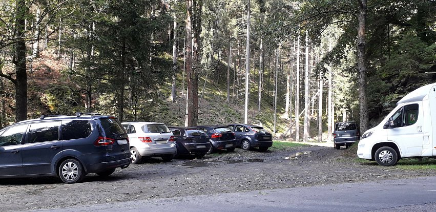 Přibližně polovina řidičů parkuje v Českém Švýcarsku mimo vyhrazená parkoviště.