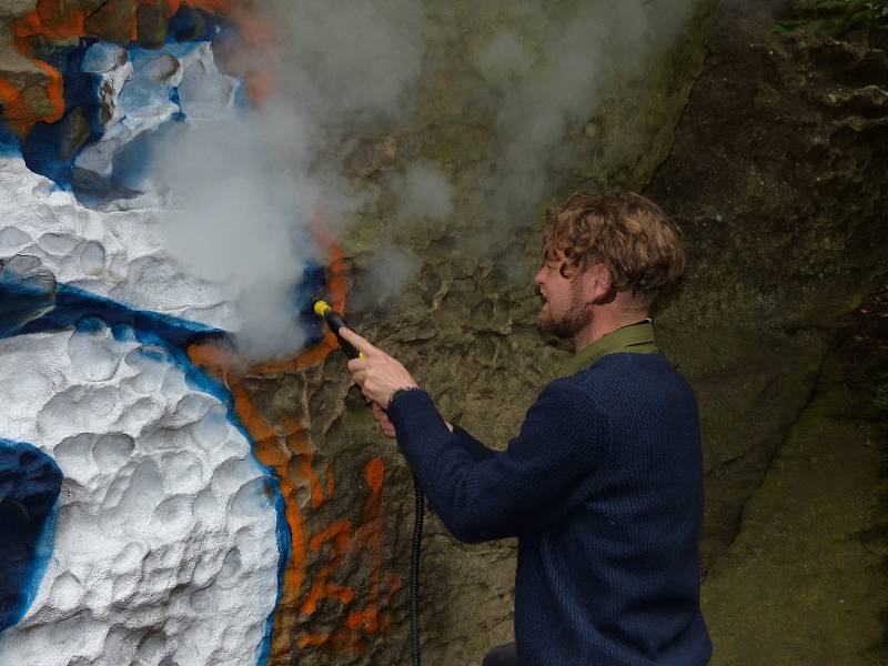 Vandal poničil skálu v Edmundově soutěsce.