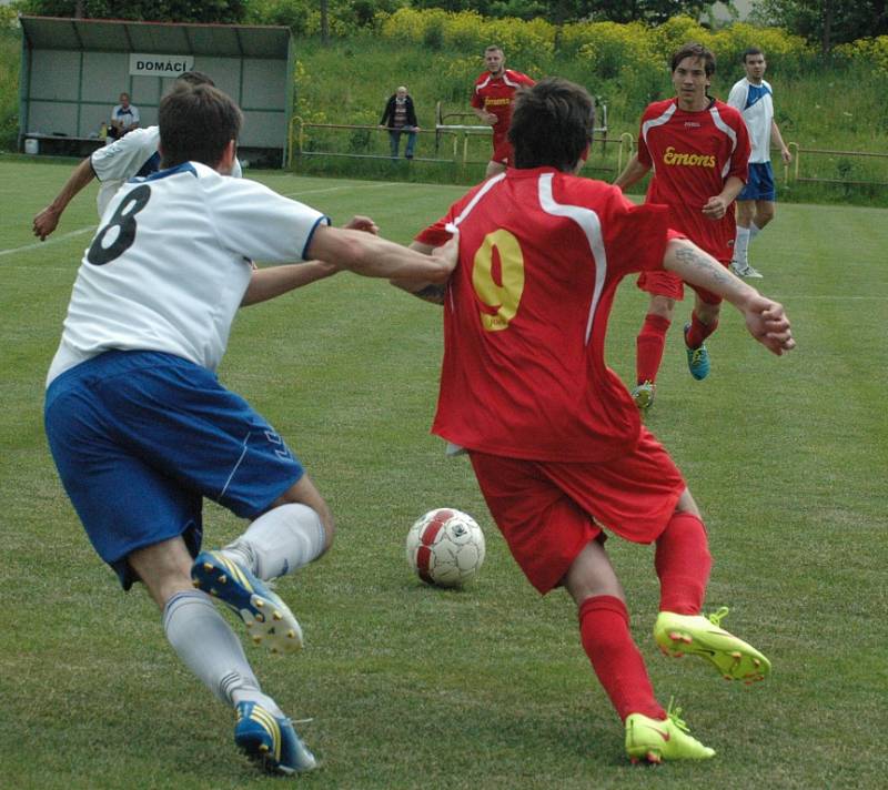 FOTBALISTÉ BENEŠOVA (v červeném) prohráli v Trmicích 1:5.