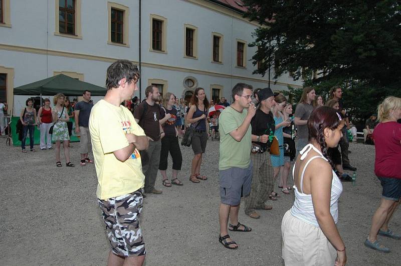 V areálu děčínského zámku se v sobotu 12. června konal 15.ročník benefičního festivalu Kramle 2010.