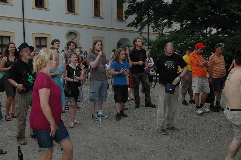 V areálu děčínského zámku se v sobotu 12. června konal 15.ročník benefičního festivalu Kramle 2010.