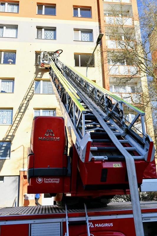 Hasiči zasahovali v Děčíně u zakouřeného panelového domu.