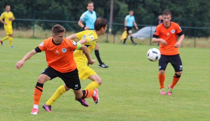 FOTBALISTÉ VARNSDORFU (ve žlutém) porazili juniorku Liberce 7:2. 