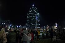 V Jiříkově rozsvítili vánoční strom.