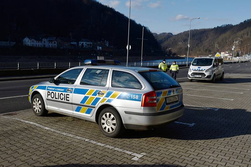 Policisté kontrolovali i o víkendu dodržování zákazu překračování hranic okresu