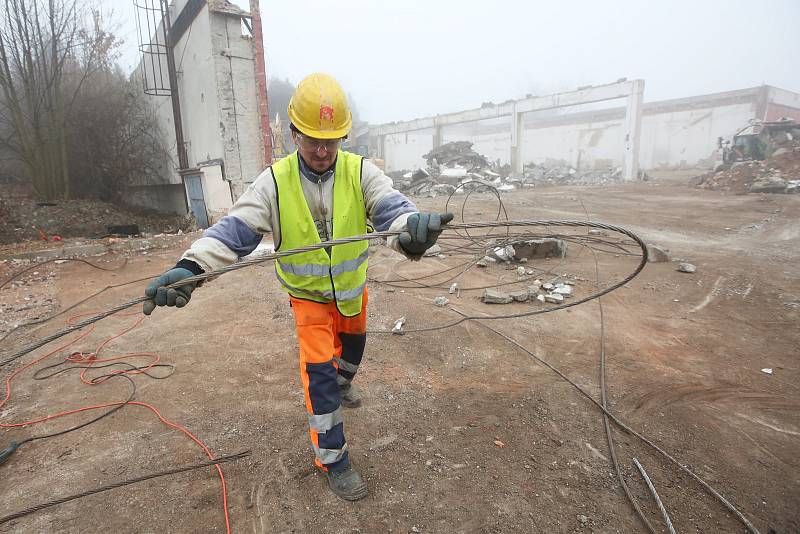 V Litoměřicích v  Jiříkových kasárnách začala a rychle pokračuje demolice objektu, na jehož místě bude zahájena stavba nového vědecko-výzkumného centra v rámci geotermálního projektu.