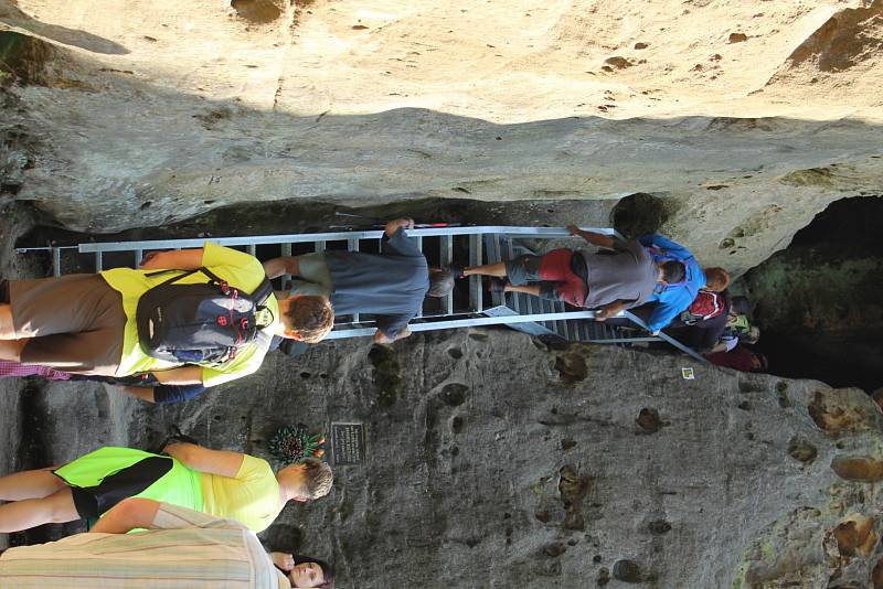 Vášniví turisté zahájili sezonu v národním parku několikakilometrovým výletem.