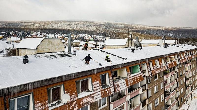 Likvidace rampouchů a sněhu ze střech budov.