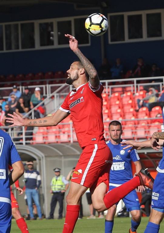 BOD. Fotbalisté Varnsdorfu (v modrém) vybojovali v Brně remízu 0:0.