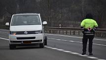 Policie kontroluje dodržování zákazu pohybu mezi Děčínem a Ústím nad Labem v Povrlech.