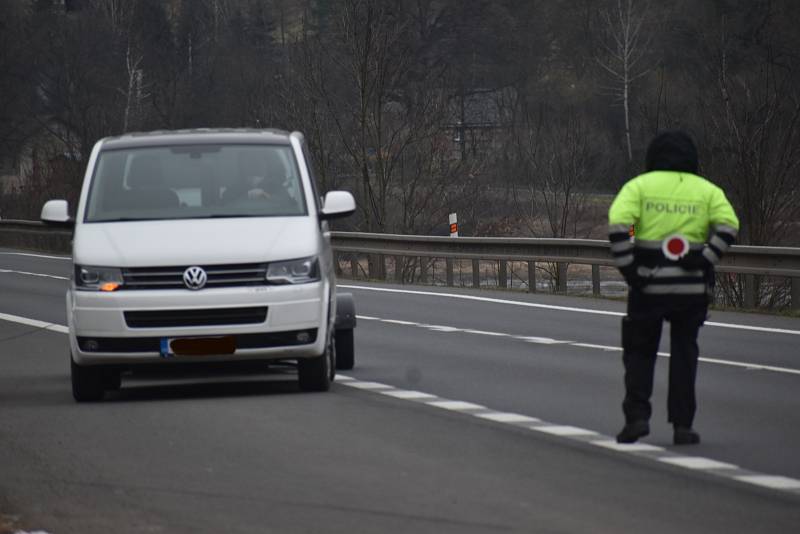 Policie kontroluje dodržování zákazu pohybu mezi Děčínem a Ústím nad Labem v Povrlech.