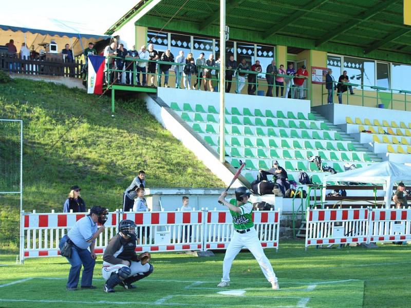 TURNAJ. Fotbalové hřiště v Dolní Poustevně hostilo softballový turnaj.