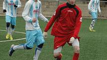 OSM BRANEK padlo v zápase dorostu FK Junior Děčín (pruhované dresy) a fotbalistů MSK Benešov nad Ploučnicí. Nakonec se v tomto utkání zrodila remíza 4:4. 