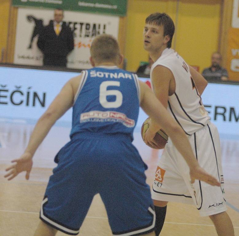PARÁDA! Děčínští basketbalisté (v bílém) porazili v posledním letošním utkání pražský USK.