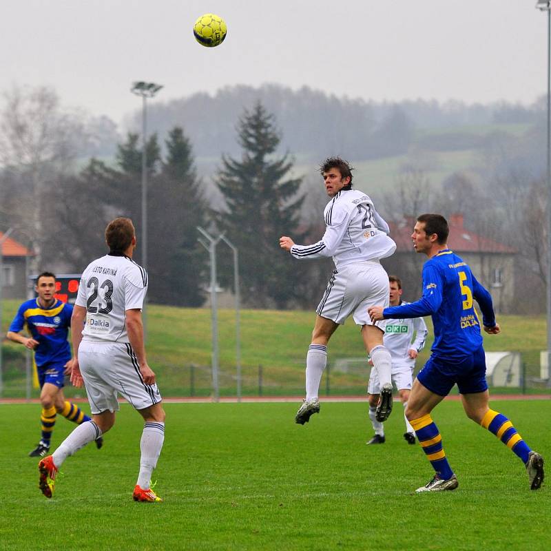 ŠKODA. Fotbalisté Varnsdorfu (v modrém) doma remizovali s Karvinou 1:1.