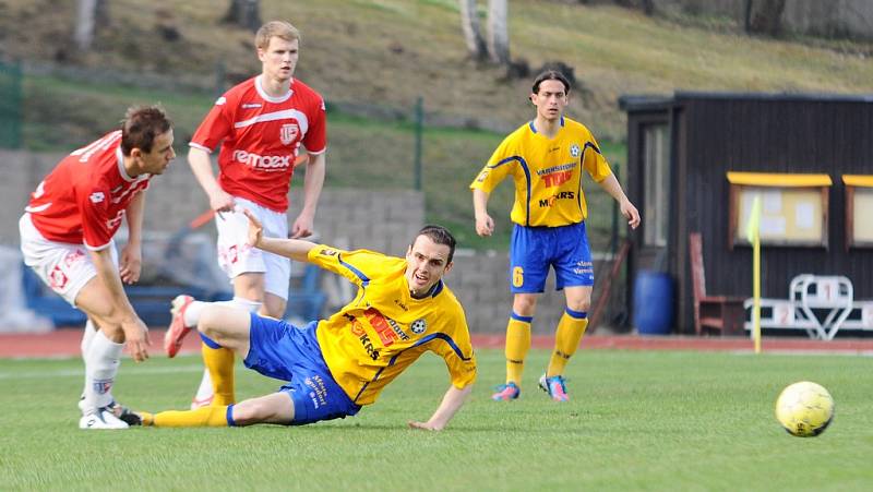 KONEČNĚ! Varnsdorf (ve žlutém) doma porazil Pardubice 2:0.