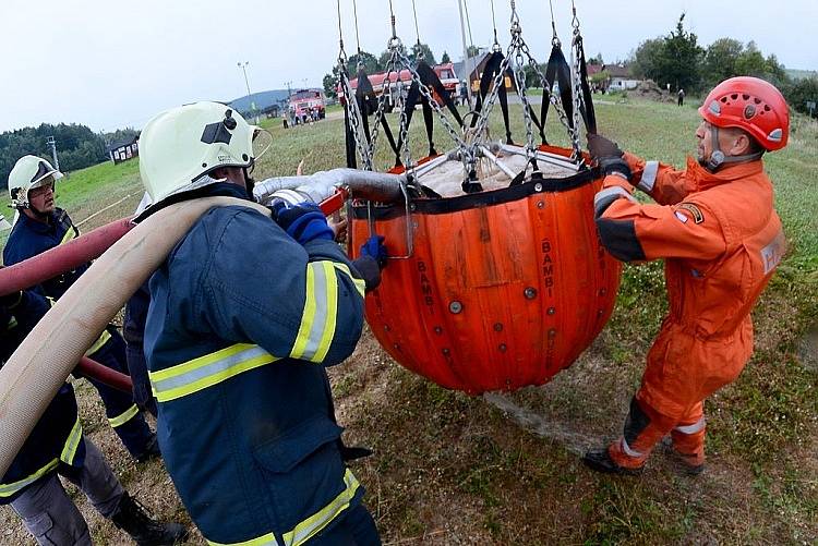 Do nepřístupného terénu museli hasiči povalt vrtulník 