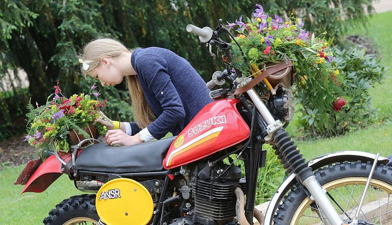 Letošní mezinárodní floristická soutěž Děčínská kotva nalákala diváky na zámecké nádvoří. Soutěžící zdobili květinami auta a motocykly.