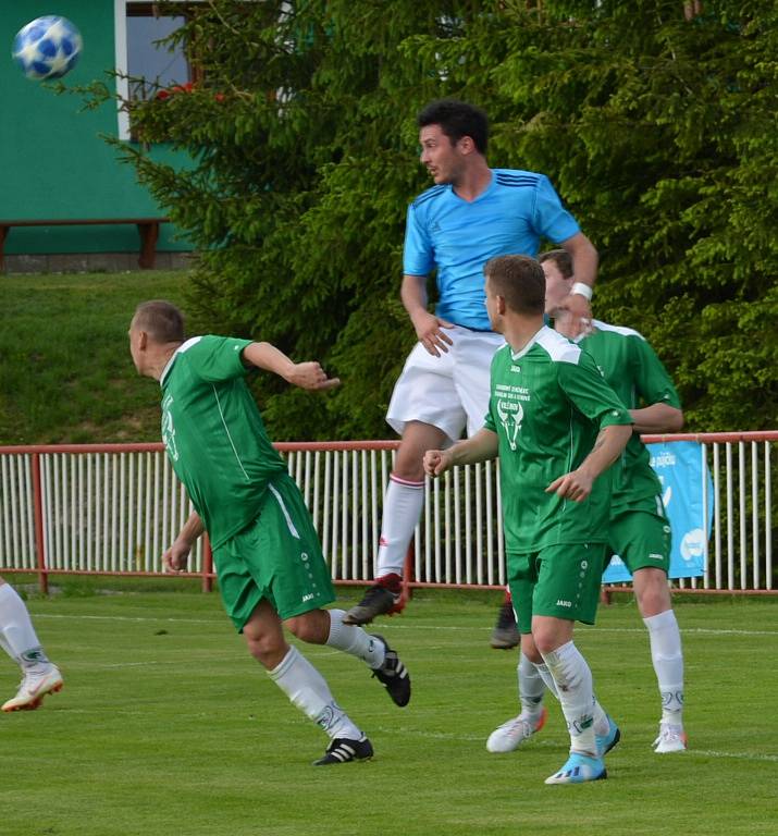 DERBY. Modrá (v modrém) doma porazila na penalty Vilémov.