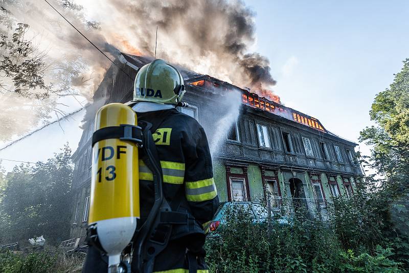 Požár domu v Mladoboleslavské ulici ve Varnsdorfu.