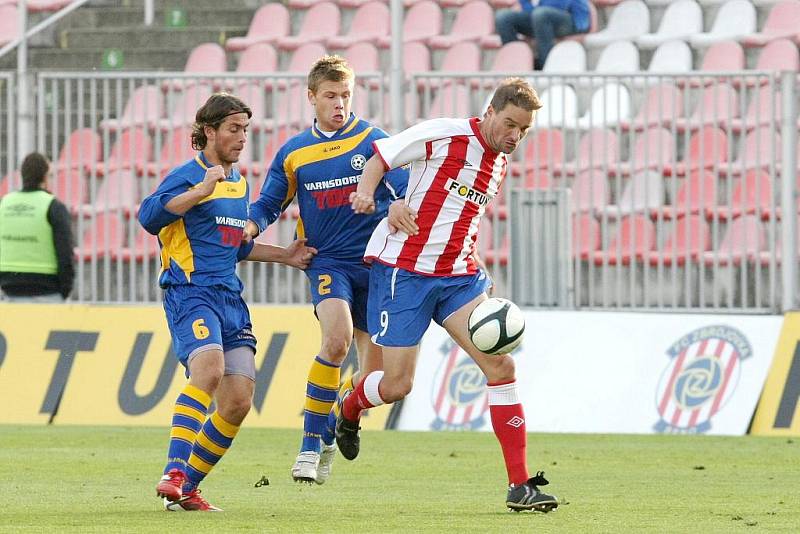 VARNSDORF (v modrém) poprvé venku prohrál, v Brně se Zbrojovkou 1:3.