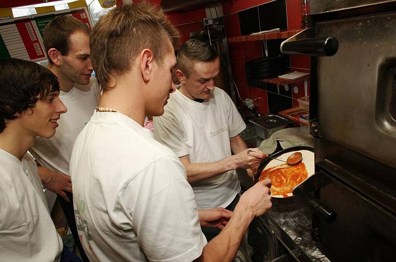 ZMĚNA. Tři hráči BK Děčín vyměnili dres za kuchařskou zástěru.