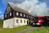 Čtyři jednotky hasičů zasahovaly v neděli 30. května u požáru roubenky v Chřibské.