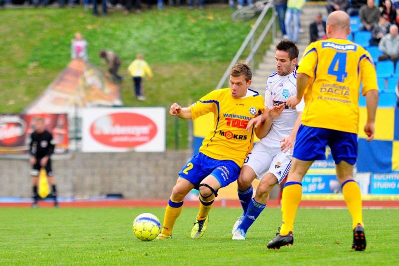 PADLI V ZÁVĚRU. Fotbalisté Varnsdorfu (ve žlutém) doma prohráli 0:1 se Znojmem.